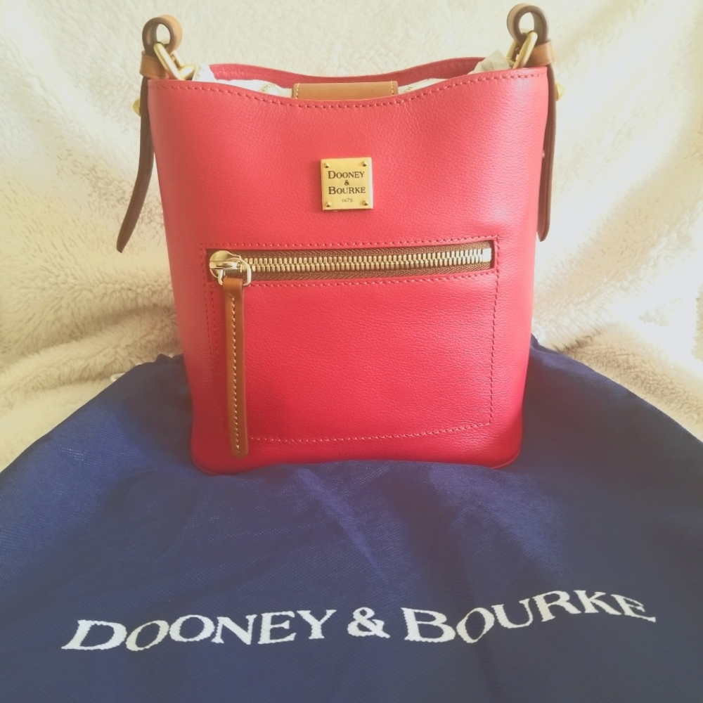 DOONEY AND BOURKE CROSSBODY LEATHER BAG.